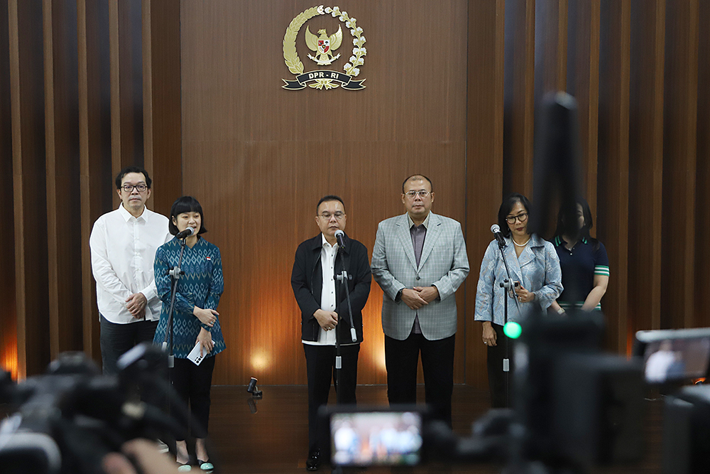 Pimpinan DPR beriketerangan kepada wartawan terkait penurunan potongan komisi layanan ojek online. (BeritaNasional/Elvis Sendouw)