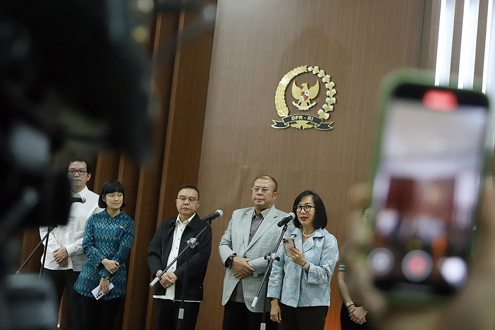 Pimpinan DPR beriketerangan kepada wartawan terkait penurunan potongan komisi layanan ojek online. (BeritaNasional/Elvis Sendouw)