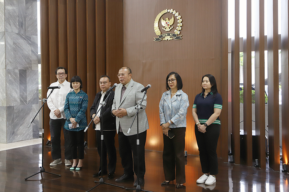 Pimpinan DPR beriketerangan kepada wartawan terkait penurunan potongan komisi layanan ojek online. (BeritaNasional/Elvis Sendouw)
