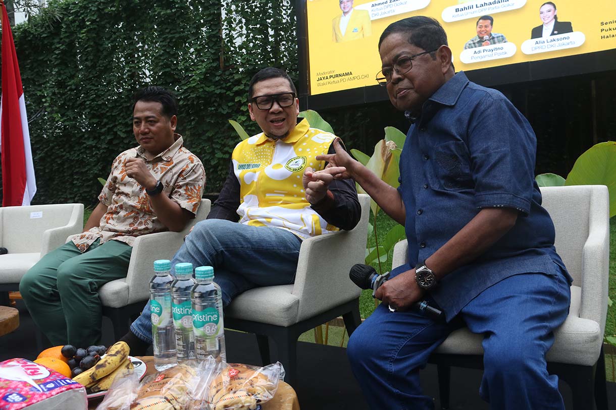 Wakil Ketua DPP Golkar, Idrus Marham (kanan) bersama Wakil Ketua Baleg DPR RI Ahmad Doli Kurnia saat menghadiri kegiatan Pengajian Ideologi Kebangsaan 4 (PIK-4) dalam rangka menyambut Hari Lahir Pancasila 2026 di Halaman Kantor Golkar DPD Golkar DKI Jakarta, Senin (1/6/2026).  (Beritanasional.com/Oke Atmaja)