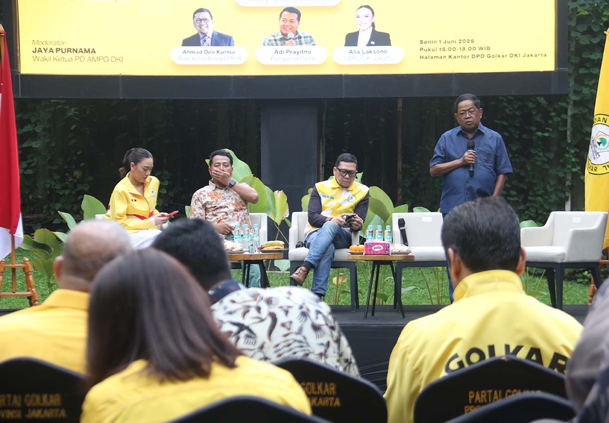 Wakil Ketua DPP Golkar, Idrus Marham (kanan) bersama Wakil Ketua Baleg DPR RI Ahmad Doli Kurnia saat menghadiri kegiatan Pengajian Ideologi Kebangsaan 4 (PIK-4) dalam rangka menyambut Hari Lahir Pancasila 2026 di Halaman Kantor Golkar DPD Golkar DKI Jakarta, Senin (1/6/2026).  (Beritanasional.com/Oke Atmaja)