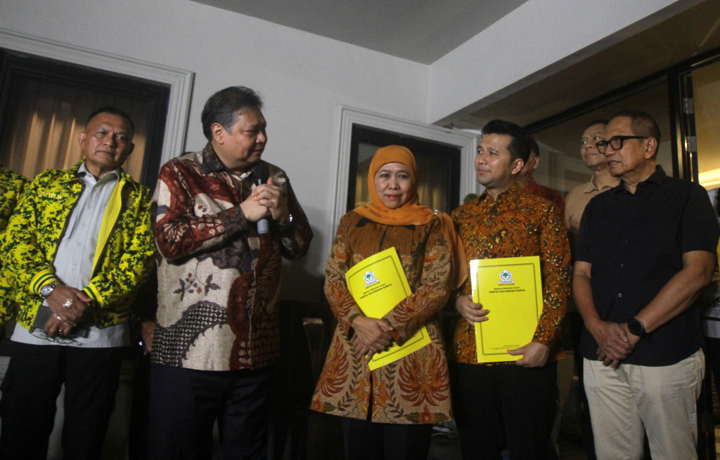 Ketua Umum Partai Golkar Airlangga Hartarto (kiri) bersama mantan Gubernur Jawa Timur Khofifah Indar Parawansa dan mantan Wakil Gubernur Jawa Timur Emil Dardak di Widya Chandra, Jakarta, Jumat (17/5/2024).  (BeritaNasional.com/OkeAtmaja)