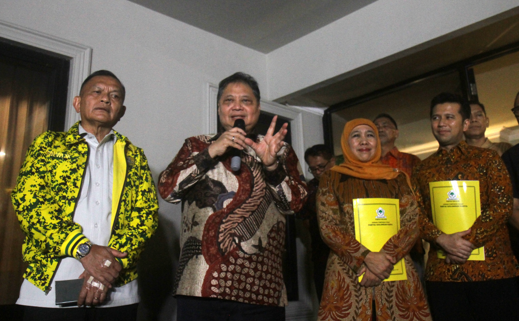 Ketua Umum Partai Golkar Airlangga Hartarto (kiri) bersama mantan Gubernur Jawa Timur Khofifah Indar Parawansa dan mantan Wakil Gubernur Jawa Timur Emil Dardak di Widya Chandra, Jakarta, Jumat (17/5/2024).  (BeritaNasional.com/OkeAtmaja)