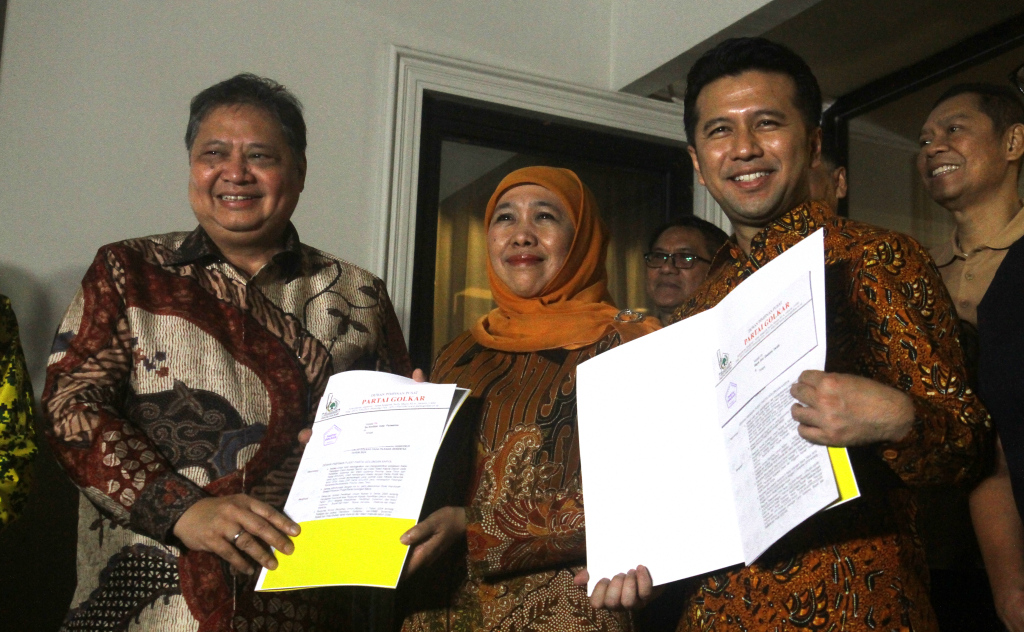 Ketua Umum Partai Golkar Airlangga Hartarto (kiri) bersama mantan Gubernur Jawa Timur Khofifah Indar Parawansa dan mantan Wakil Gubernur Jawa Timur Emil Dardak di Widya Chandra, Jakarta, Jumat (17/5/2024).  (BeritaNasional.com/OkeAtmaja)