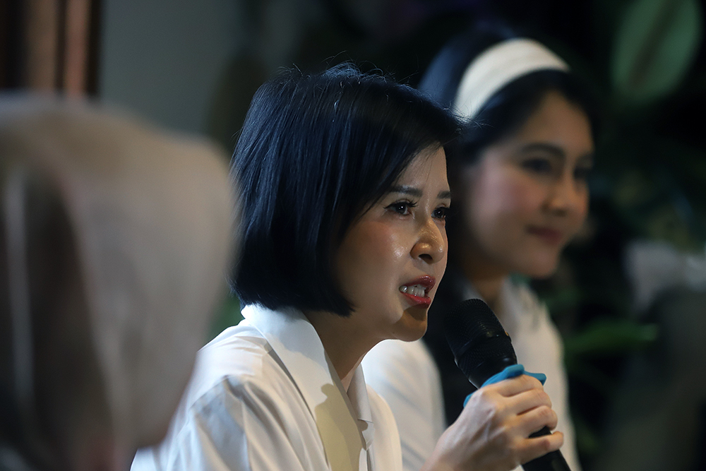 Sekretaris Dewan Pembina Partai Solidaritas Indonesia (PSI) Grace Natalie (kiri) bersama Politisi PSI Isyana Bagoes Oka (kanan) saat konferensi pers. (BeritaNasional/Elvis Sendouw)