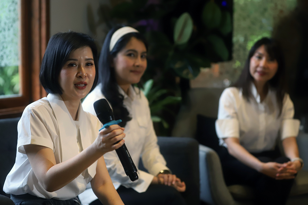 Sekretaris Dewan Pembina Partai Solidaritas Indonesia (PSI) Grace Natalie (kiri) bersama Politisi PSI Isyana Bagoes Oka (kanan) saat konferensi pers. (BeritaNasional/Elvis Sendouw)