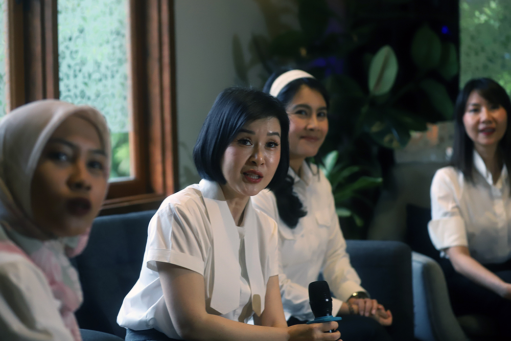 Sekretaris Dewan Pembina Partai Solidaritas Indonesia (PSI) Grace Natalie (kiri) bersama Politisi PSI Isyana Bagoes Oka (kanan) saat konferensi pers. (BeritaNasional/Elvis Sendouw)