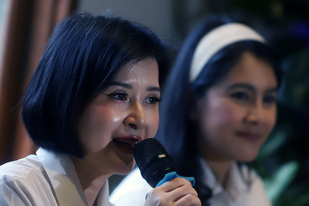 Sekretaris Dewan Pembina Partai Solidaritas Indonesia (PSI) Grace Natalie (kiri) bersama Politisi PSI Isyana Bagoes Oka (kanan) saat konferensi pers. (BeritaNasional/Elvis Sendouw)