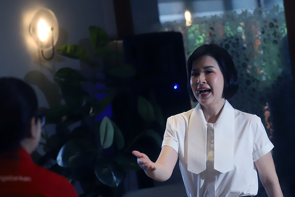 Sekretaris Dewan Pembina Partai Solidaritas Indonesia (PSI) Grace Natalie (kiri) bersama Politisi PSI Isyana Bagoes Oka (kanan) saat konferensi pers. (BeritaNasional/Elvis Sendouw)