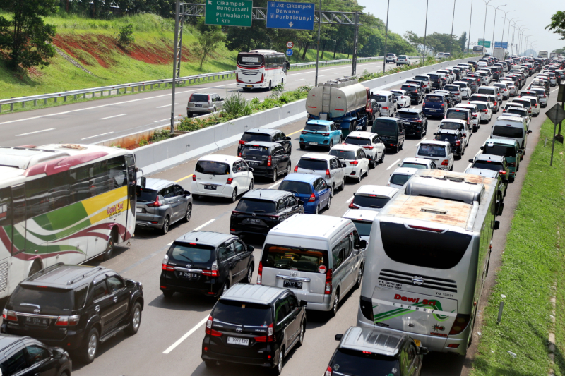 Kendaraan arus balik mudik memasuki GT Cikampek Utama. (BeritaNasional/Elvis Sendouw)