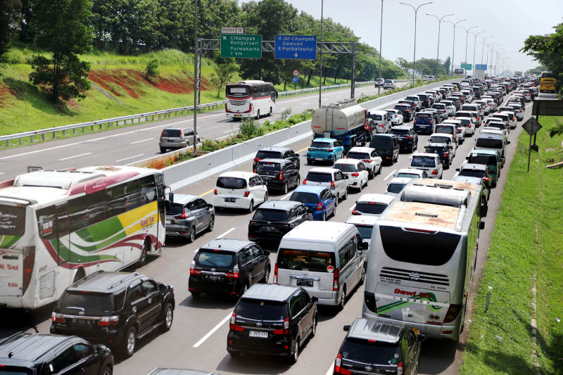 Kendaraan arus balik mudik memasuki GT Cikampek Utama. (BeritaNasional/Elvis Sendouw)