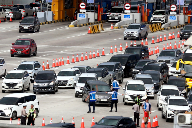 Kendaraan arus balik mudik memasuki GT Cikampek Utama. (BeritaNasional/Elvis Sendouw)