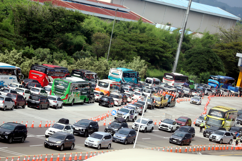 Kendaraan arus balik mudik memasuki GT Cikampek Utama. (BeritaNasional/Elvis Sendouw)