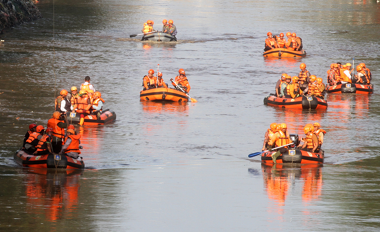Gubernur DKI Jakarta beserta sejumlah jajaran Pemprov DKI Jakarta melakukan susur sungai di aliran Sungai Ciliwung,Jakarta, Kamis (31/7/2025). (Beritanasional.com/Oke Atmaja)