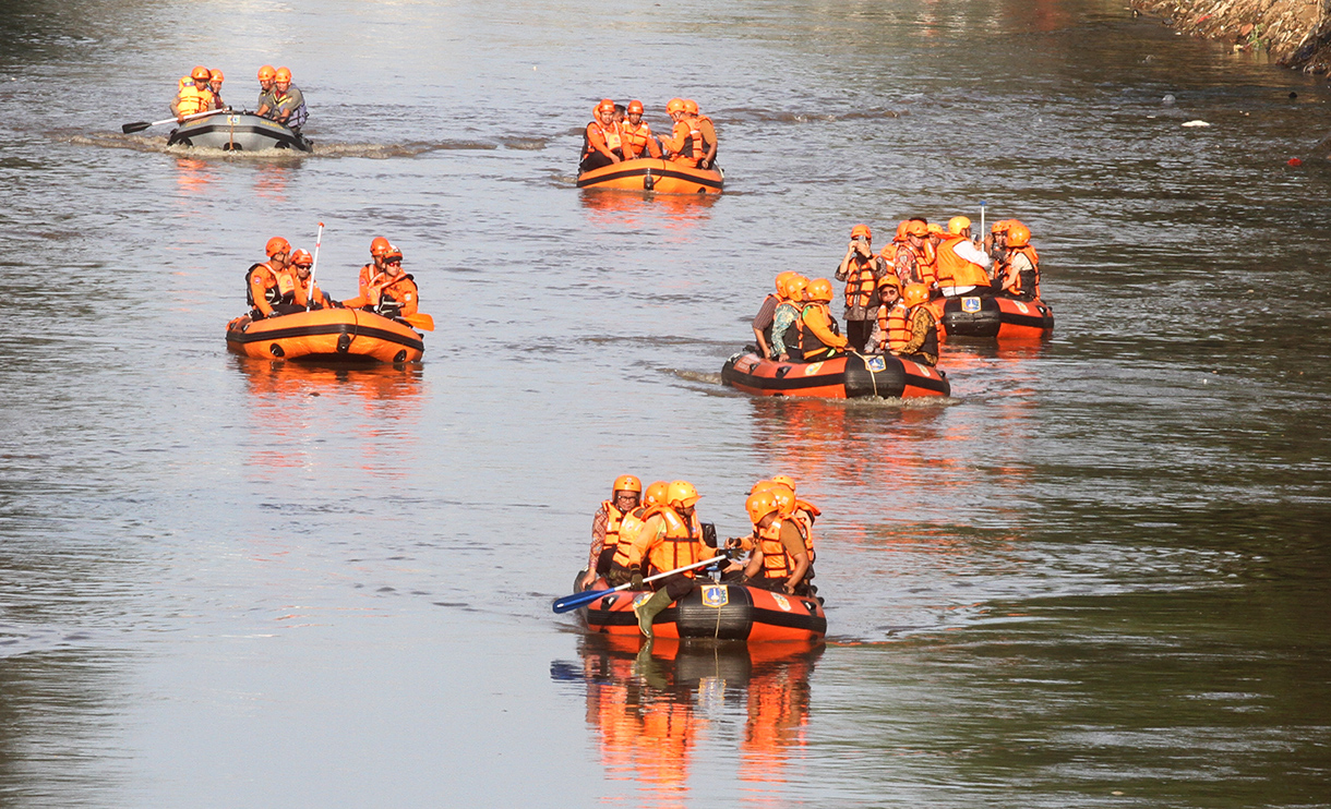 Gubernur DKI Jakarta beserta sejumlah jajaran Pemprov DKI Jakarta melakukan susur sungai di aliran Sungai Ciliwung,Jakarta, Kamis (31/7/2025). (Beritanasional.com/Oke Atmaja)