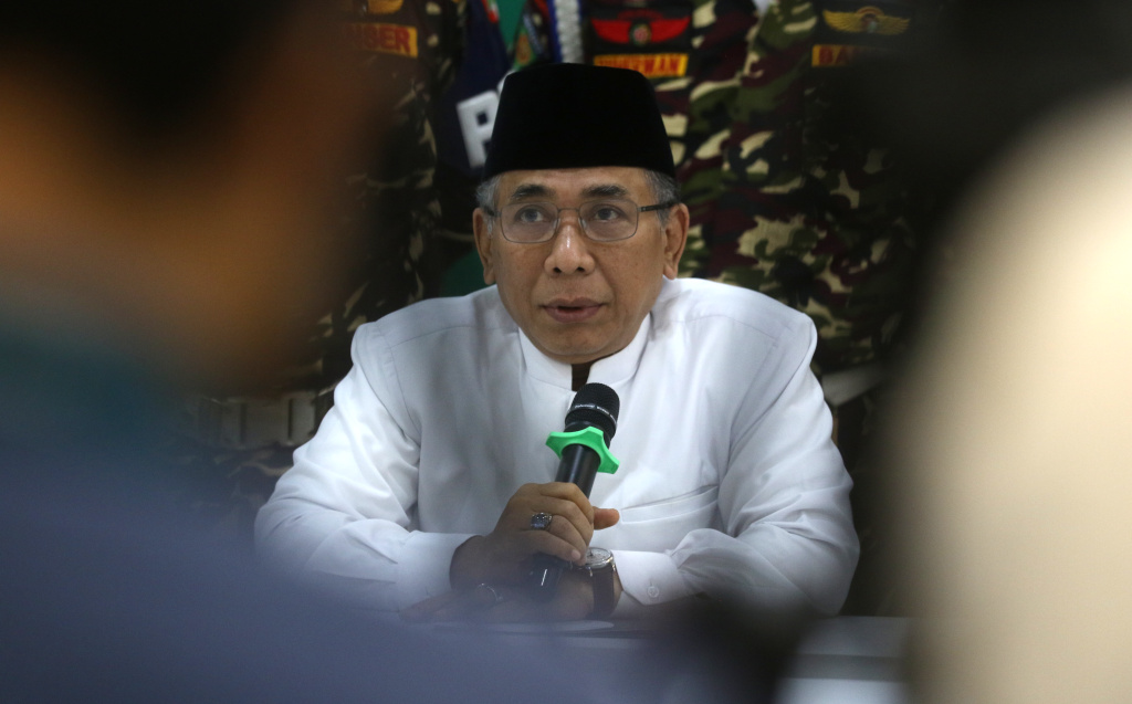 Ketua Umum Pengurus Besar Nahdlatul Ulama (PBNU) KH Yahya Cholil Staquf atau Gus Yahya bersama pimpinan menggelar konferensi pers di kantor PBNU. (Beritanasional.com/Oke Atmaja)