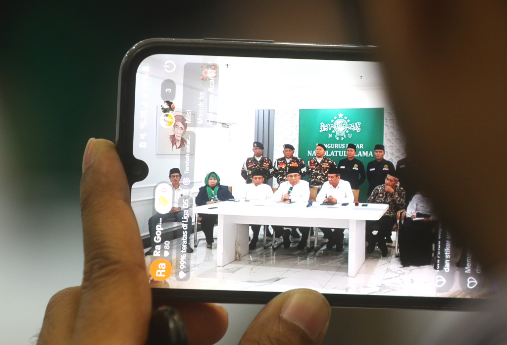 Ketua Umum Pengurus Besar Nahdlatul Ulama (PBNU) KH Yahya Cholil Staquf atau Gus Yahya bersama pimpinan menggelar konferensi pers di kantor PBNU, Jakarta Pusat, Jakarta, Rabu (24/12/2025). (Beritanasional.com/Oke Atmaja)