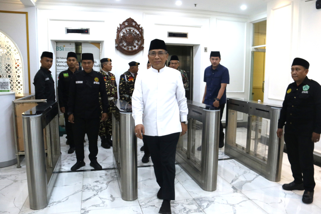 Ketua Umum Pengurus Besar Nahdlatul Ulama (PBNU) KH Yahya Cholil Staquf atau Gus Yahya bersama pimpinan menggelar konferensi pers di kantor PBNU, Jakarta Pusat, Jakarta, Rabu (24/12/2025). (Beritanasional.com/Oke Atmaja)