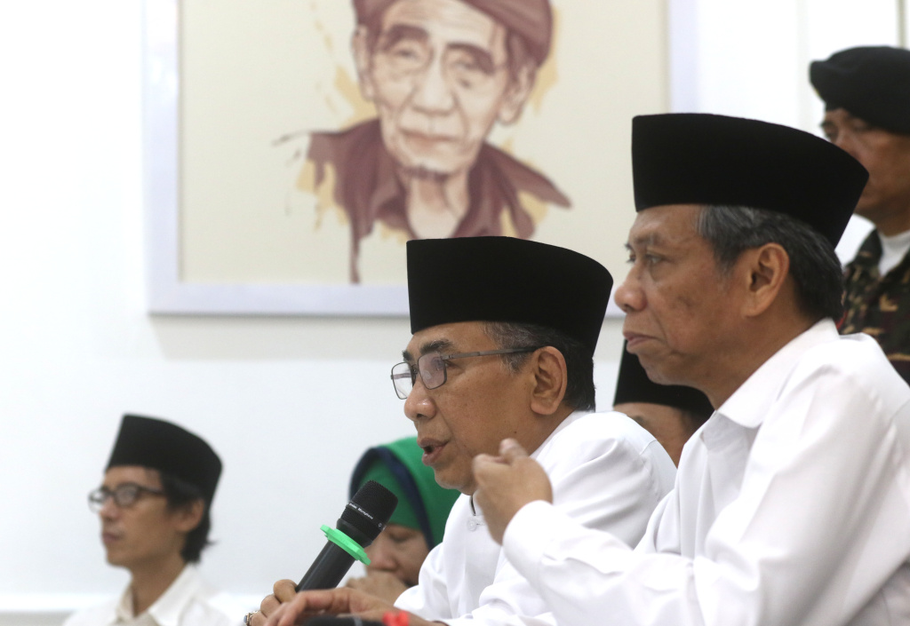 Ketua Umum Pengurus Besar Nahdlatul Ulama (PBNU) KH Yahya Cholil Staquf atau Gus Yahya bersama pimpinan menggelar konferensi pers di kantor PBNU, Jakarta Pusat, Jakarta, Rabu (24/12/2025). (Beritanasional.com/Oke Atmaja)