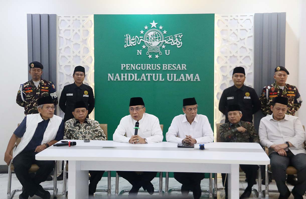 Ketua Umum Pengurus Besar Nahdlatul Ulama (PBNU) KH Yahya Cholil Staquf alias Gus Yahya (kiri) bersama Sekjen PBNU H. Amin Said Husni saat menyampaikan keterangan pers di Kantor PBNU, Jakarta, Rabu (3/12/2025).  (Beritanasional.com/Oke Atmaja)