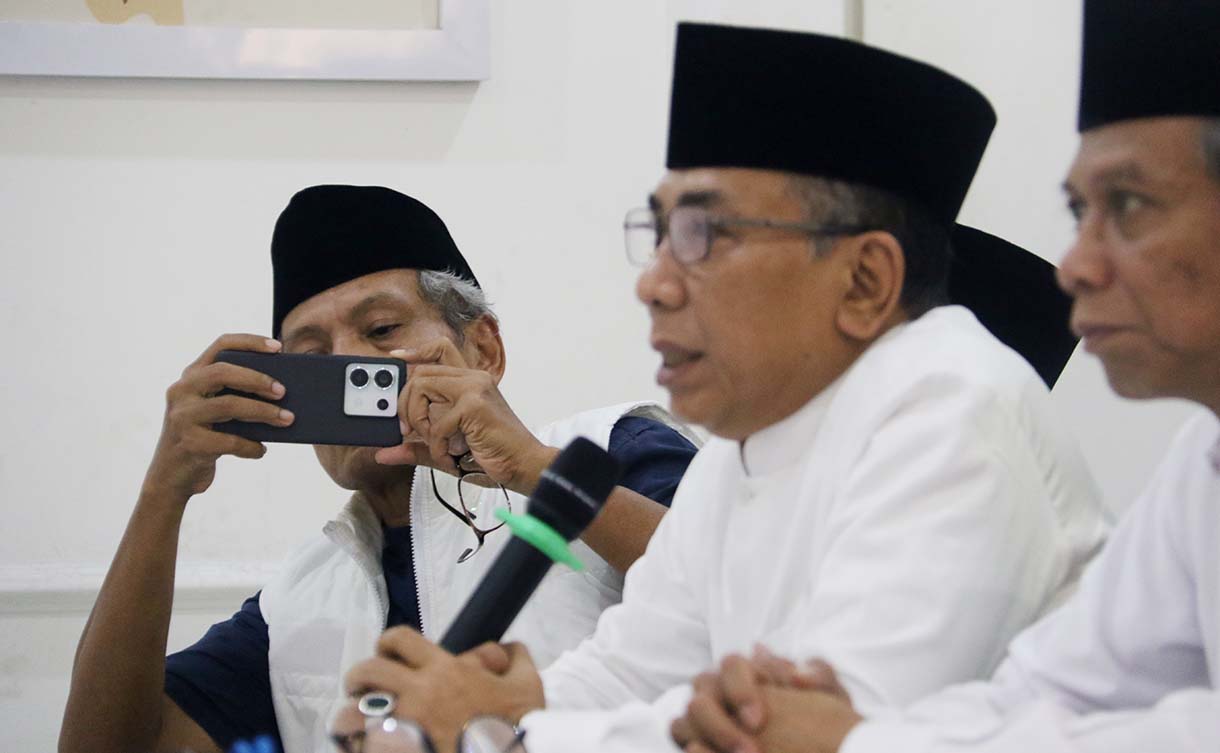Ketua Umum Pengurus Besar Nahdlatul Ulama (PBNU) KH Yahya Cholil Staquf alias Gus Yahya (kiri) bersama Sekjen PBNU H. Amin Said Husni saat menyampaikan keterangan pers di Kantor PBNU, Jakarta, Rabu (3/12/2025).  (Beritanasional.com/Oke Atmaja)