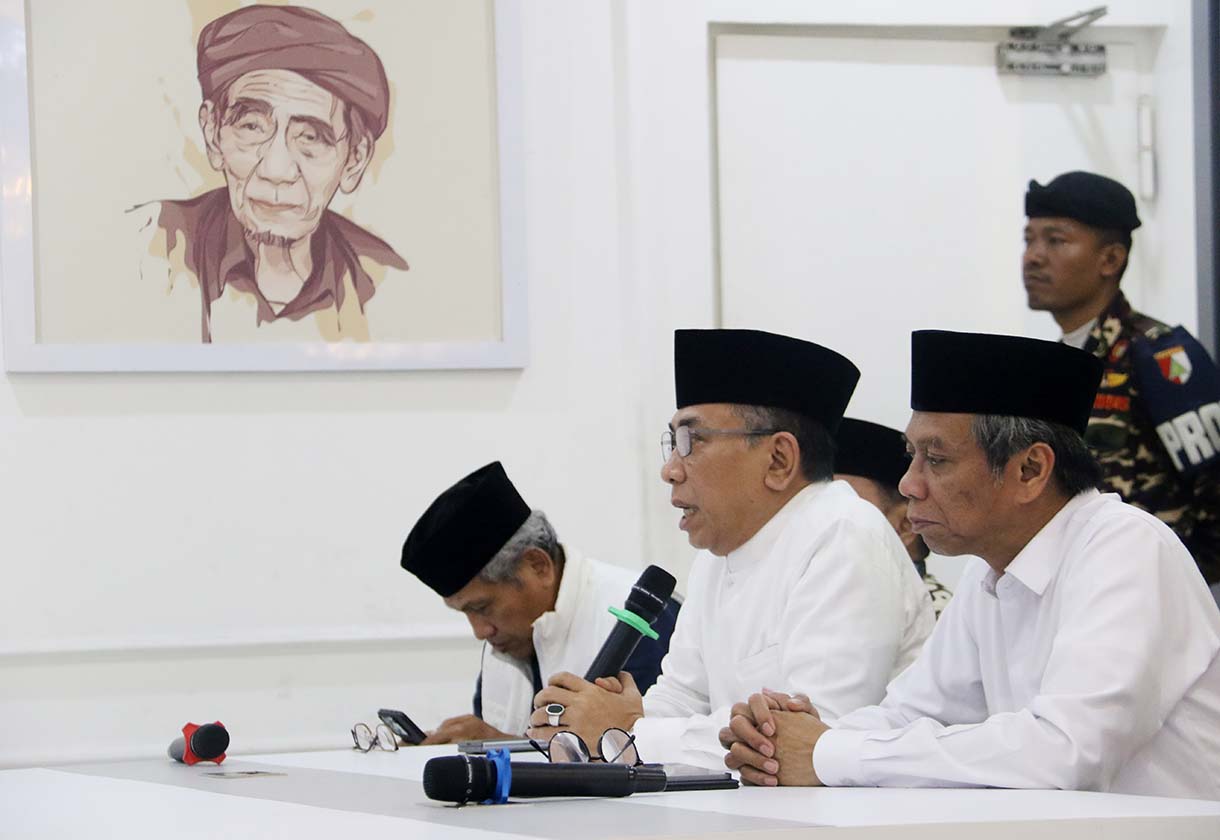 Ketua Umum Pengurus Besar Nahdlatul Ulama (PBNU) KH Yahya Cholil Staquf alias Gus Yahya (kiri) bersama Sekjen PBNU H. Amin Said Husni saat menyampaikan keterangan pers di Kantor PBNU, Jakarta, Rabu (3/12/2025).  (Beritanasional.com/Oke Atmaja)