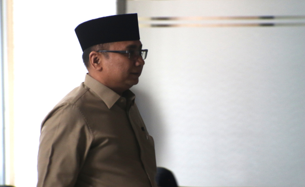 Mantan Menteri Agama Yaqut Cholil Qoumas berjalan menuju ruang pemeriksaan di Gedung Merah Putih KPK, Jakarta, Selasa (16/12/2025). (Beritanasional.com/Oke Atmaja)