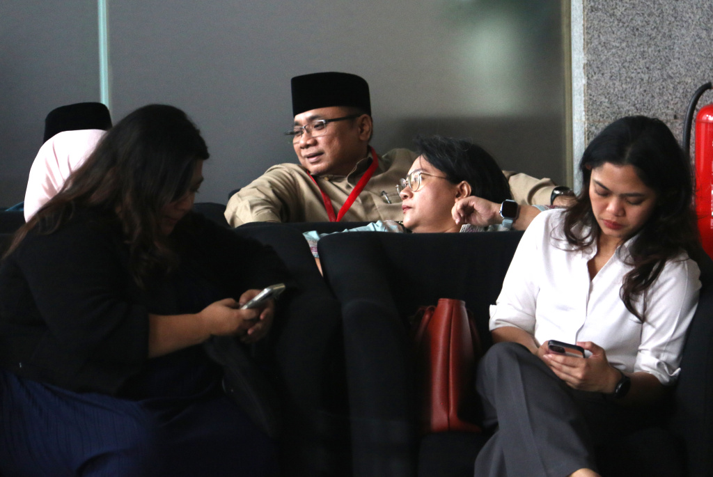 Mantan Menteri Agama Yaqut Cholil Qoumas berjalan menuju ruang pemeriksaan di Gedung Merah Putih KPK, Jakarta, Selasa (16/12/2025). (Beritanasional.com/Oke Atmaja)