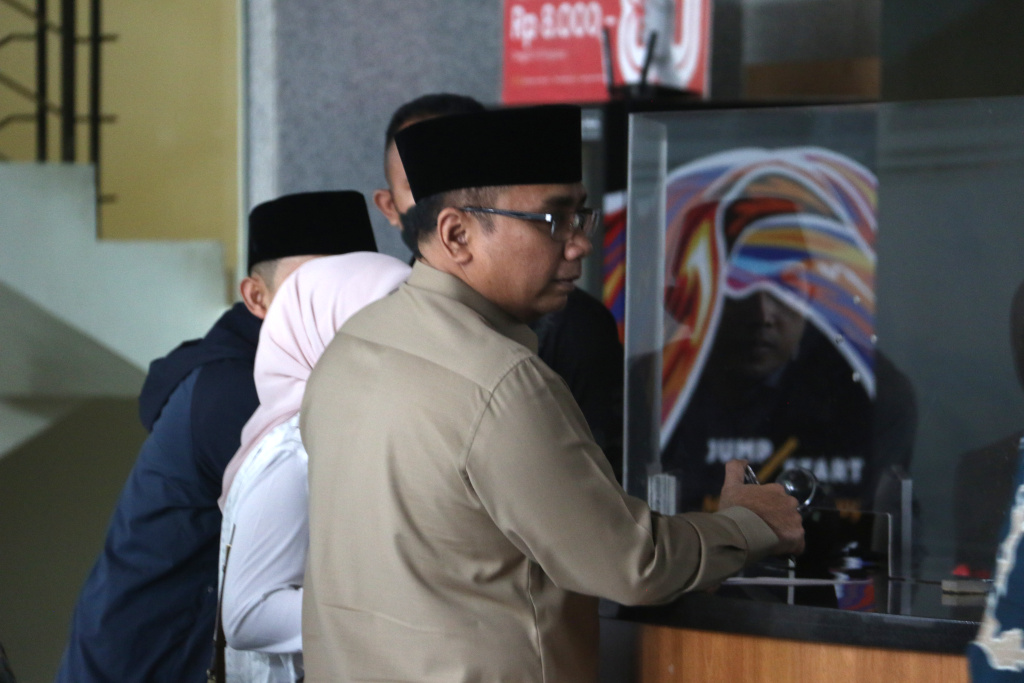 Mantan Menteri Agama Yaqut Cholil Qoumas berjalan menuju ruang pemeriksaan di Gedung Merah Putih KPK, Jakarta, Selasa (16/12/2025). (Beritanasional.com/Oke Atmaja)