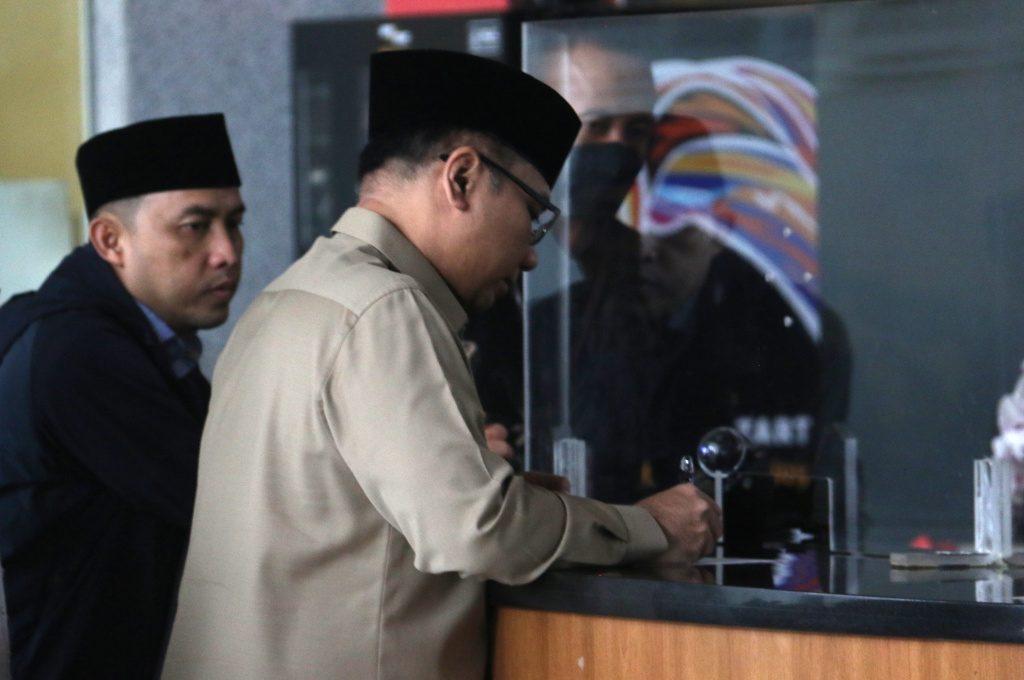 Mantan Menteri Agama Yaqut Cholil Qoumas berjalan menuju ruang pemeriksaan di Gedung Merah Putih KPK, Jakarta, Selasa (16/12/2025). (Beritanasional.com/Oke Atmaja)