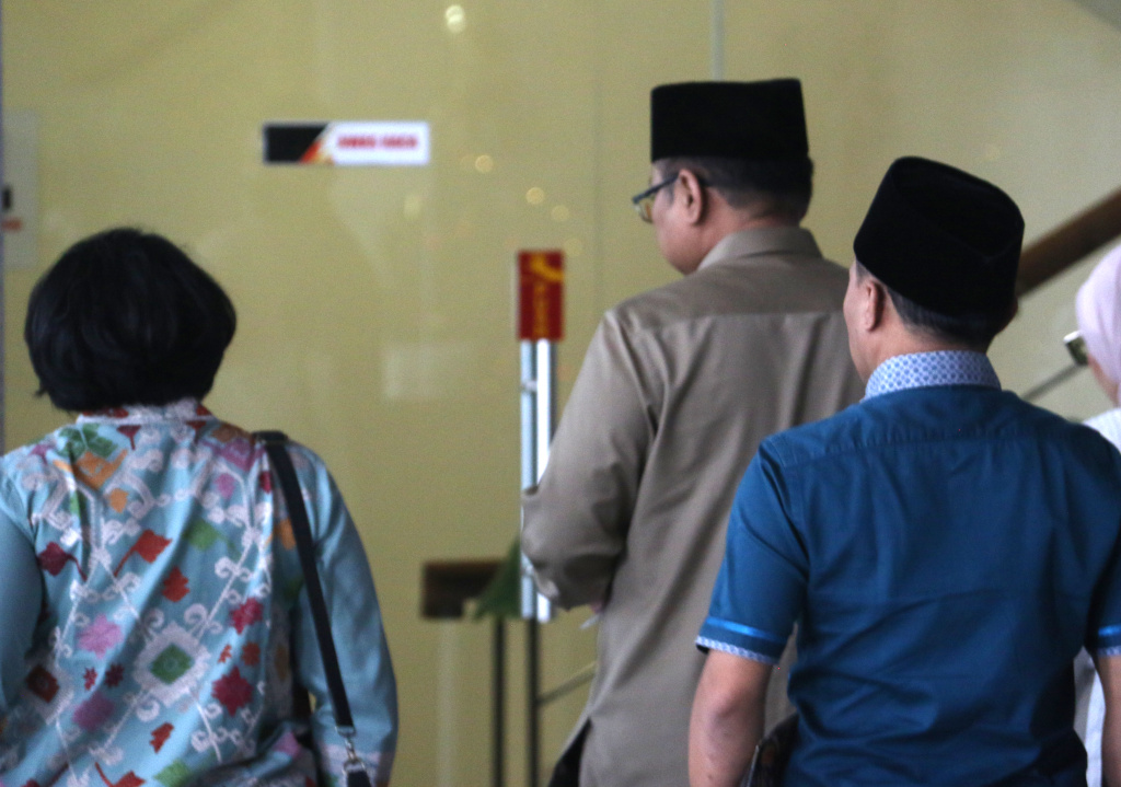 Mantan Menteri Agama Yaqut Cholil Qoumas berjalan menuju ruang pemeriksaan di Gedung Merah Putih KPK, Jakarta, Selasa (16/12/2025). (Beritanasional.com/Oke Atmaja)