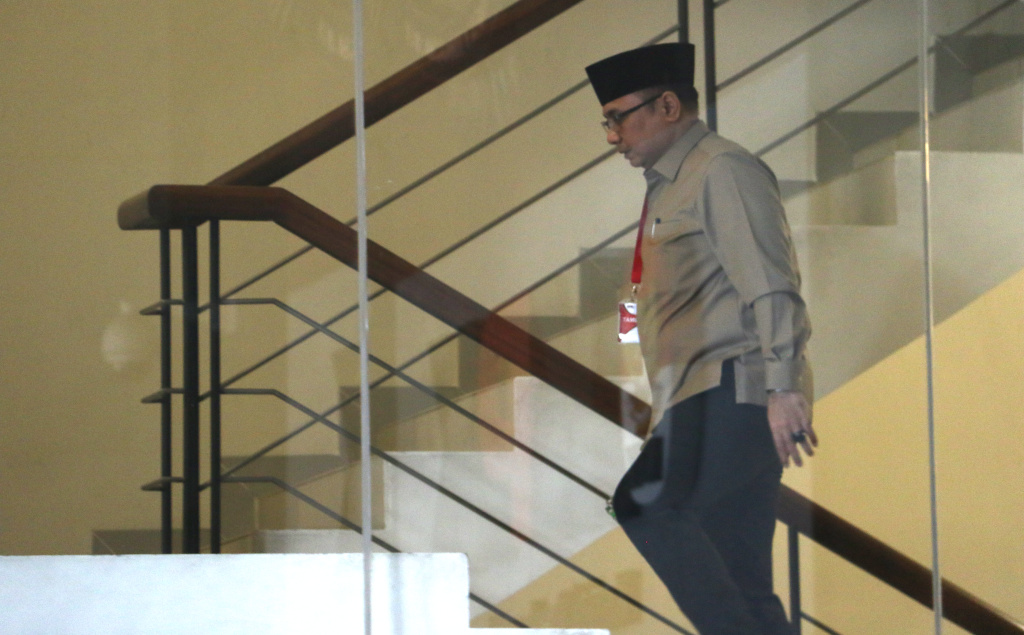 Mantan Menteri Agama Yaqut Cholil Qoumas berjalan menuju ruang pemeriksaan di Gedung Merah Putih KPK, Jakarta, Selasa (16/12/2025). (Beritanasional.com/Oke Atmaja)