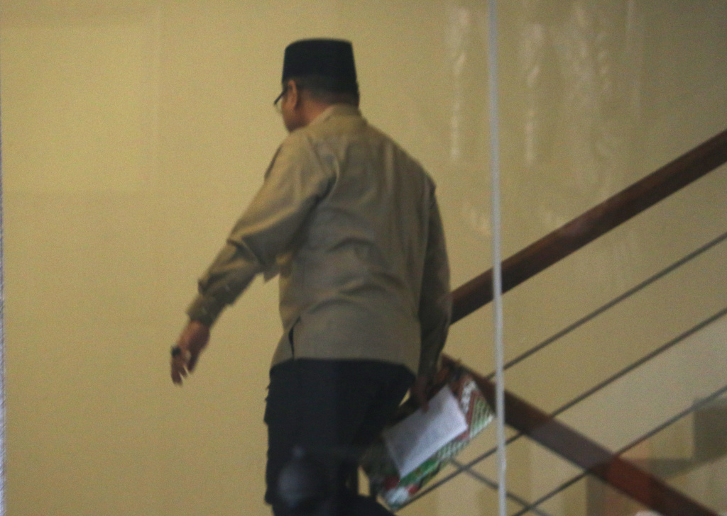 Mantan Menteri Agama Yaqut Cholil Qoumas berjalan menuju ruang pemeriksaan di Gedung Merah Putih KPK, Jakarta, Selasa (16/12/2025). (Beritanasional.com/Oke Atmaja)