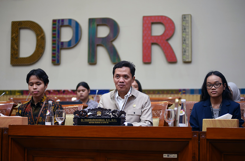 Ketua Komisi III DPR RI Habiburokhman memberikan keterangan kepada wartawan terkait kasus polisi tembak polisi yang terjadi di Solok Selatan, Jumat (22/11/2024) di Gedung DPR RI, Jakarta. (BeritaNasional/Elvis Sendouw/dok Parlemen)