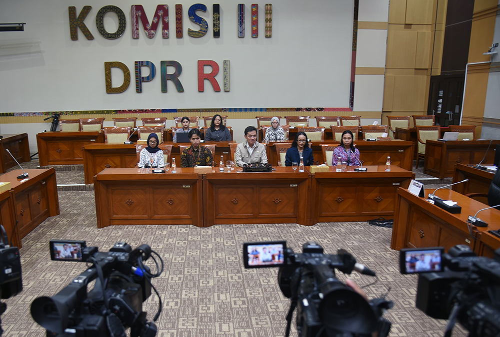 Ketua Komisi III DPR RI Habiburokhman memberikan keterangan kepada wartawan terkait kasus polisi tembak polisi yang terjadi di Solok Selatan, Jumat (22/11/2024) di Gedung DPR RI, Jakarta. (BeritaNasional/Elvis Sendouw/dok Parlemen)