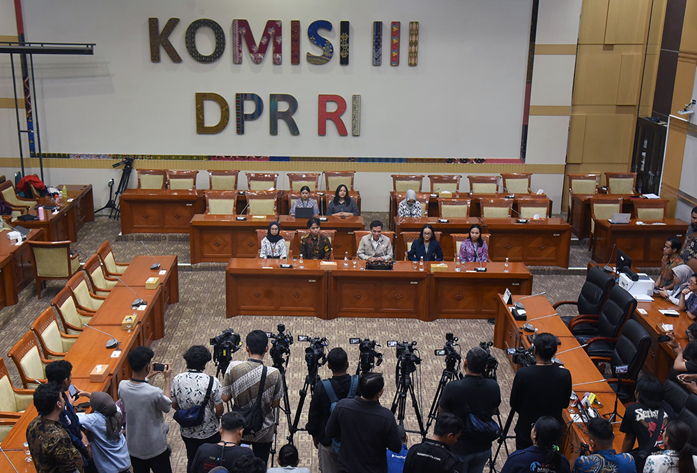 Ketua Komisi III DPR RI Habiburokhman memberikan keterangan kepada wartawan terkait kasus polisi tembak polisi yang terjadi di Solok Selatan, Jumat (22/11/2024) di Gedung DPR RI, Jakarta. (BeritaNasional/Elvis Sendouw/dok Parlemen)