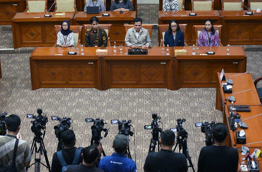 Ketua Komisi III DPR RI Habiburokhman memberikan keterangan kepada wartawan terkait kasus polisi tembak polisi yang terjadi di Solok Selatan, Jumat (22/11/2024) di Gedung DPR RI, Jakarta. (BeritaNasional/Elvis Sendouw/dok Parlemen)