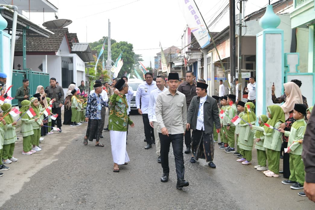 Wapres Gibran Rakabuming mengunjungi Perguruan Islam Pondok Tremas di Jl. Tj. II, Tremas, Arjosari, Pacitan, Jawa Timur. (BeritaNasional/Elvis/HO Setwapres)
