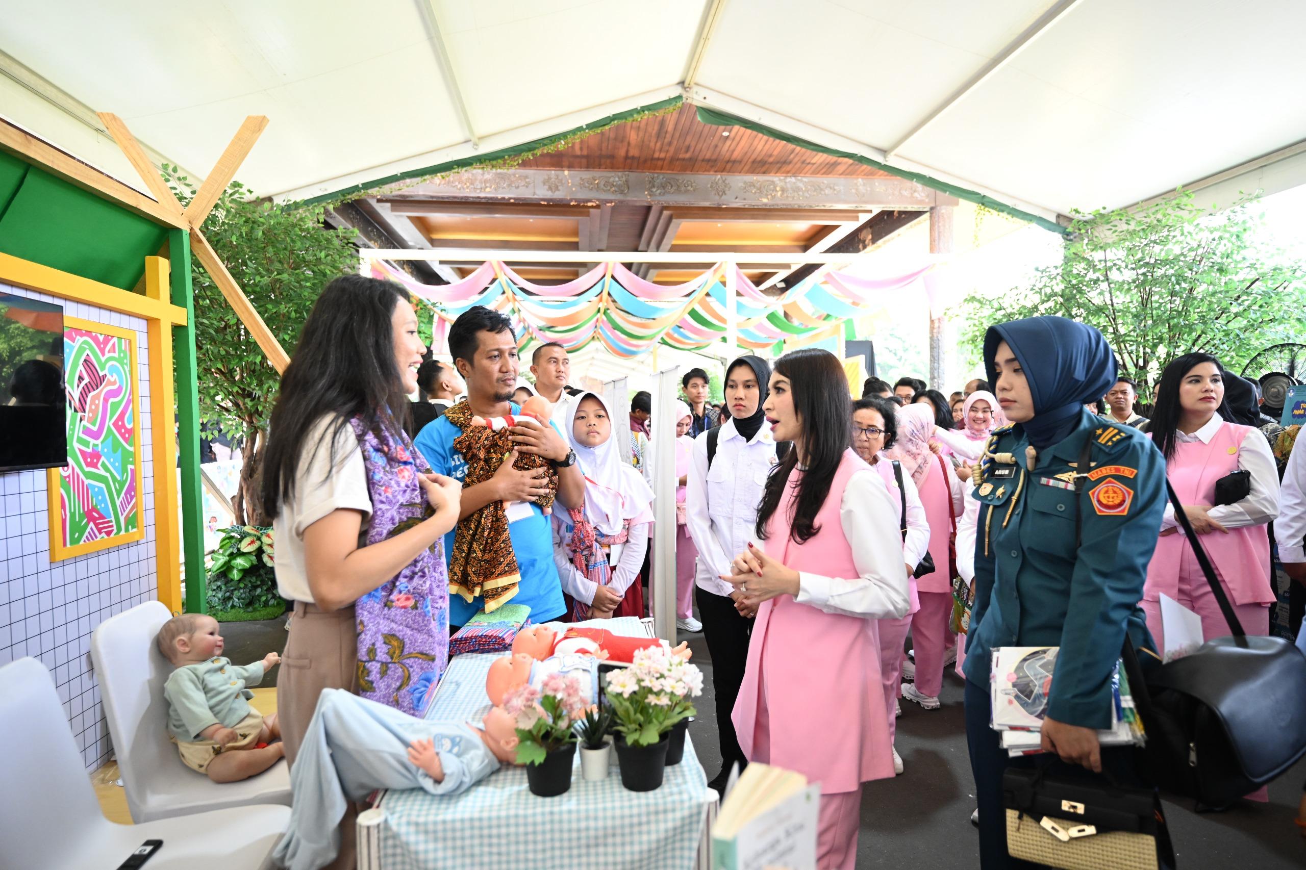Hadiri Festival Anak Indonesia Hebat 2025, Ibu Selvi Ajak Orang Tua Ciptakan Ruang Aman dan Nyaman Bagi Anak Ibu Selvi Gibran Rakabuming menghadiri acara Festival Anak Indonesia Hebat Tahun 2025 di Gedung Sasono Utomo Taman Mini Indonesia Indah. (BeritaNasional/Elvis Sendouw/HO Setwapres)