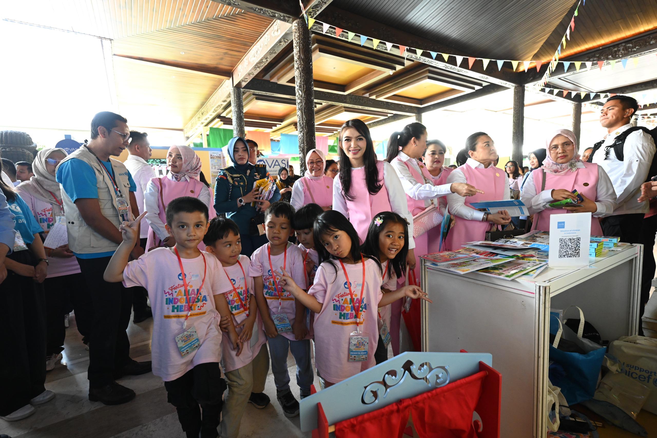 Hadiri Festival Anak Indonesia Hebat 2025, Ibu Selvi Ajak Orang Tua Ciptakan Ruang Aman dan Nyaman Bagi Anak Ibu Selvi Gibran Rakabuming menghadiri acara Festival Anak Indonesia Hebat Tahun 2025 di Gedung Sasono Utomo Taman Mini Indonesia Indah. (BeritaNasional/Elvis Sendouw/HO Setwapres)