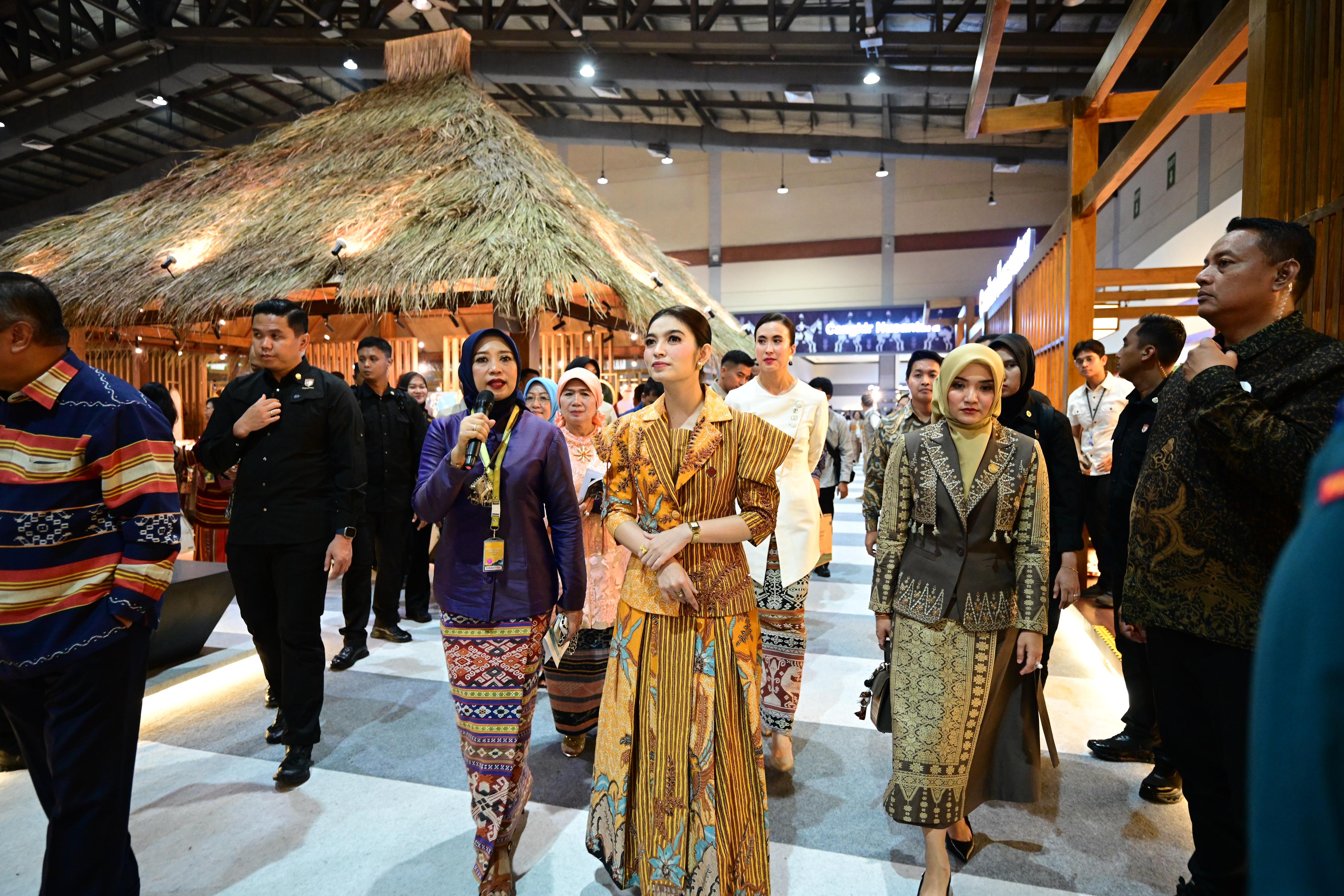 Ibu Selvi Gibran Rakabuming saat menghadiri pembukaan Karya Kreatif Indonesia (KKI) 2025 di Hall B Jakarta Convention Center (JCC), Jakarta. (BeritaNasional/Elvis Sendouw/HO Setwapres)