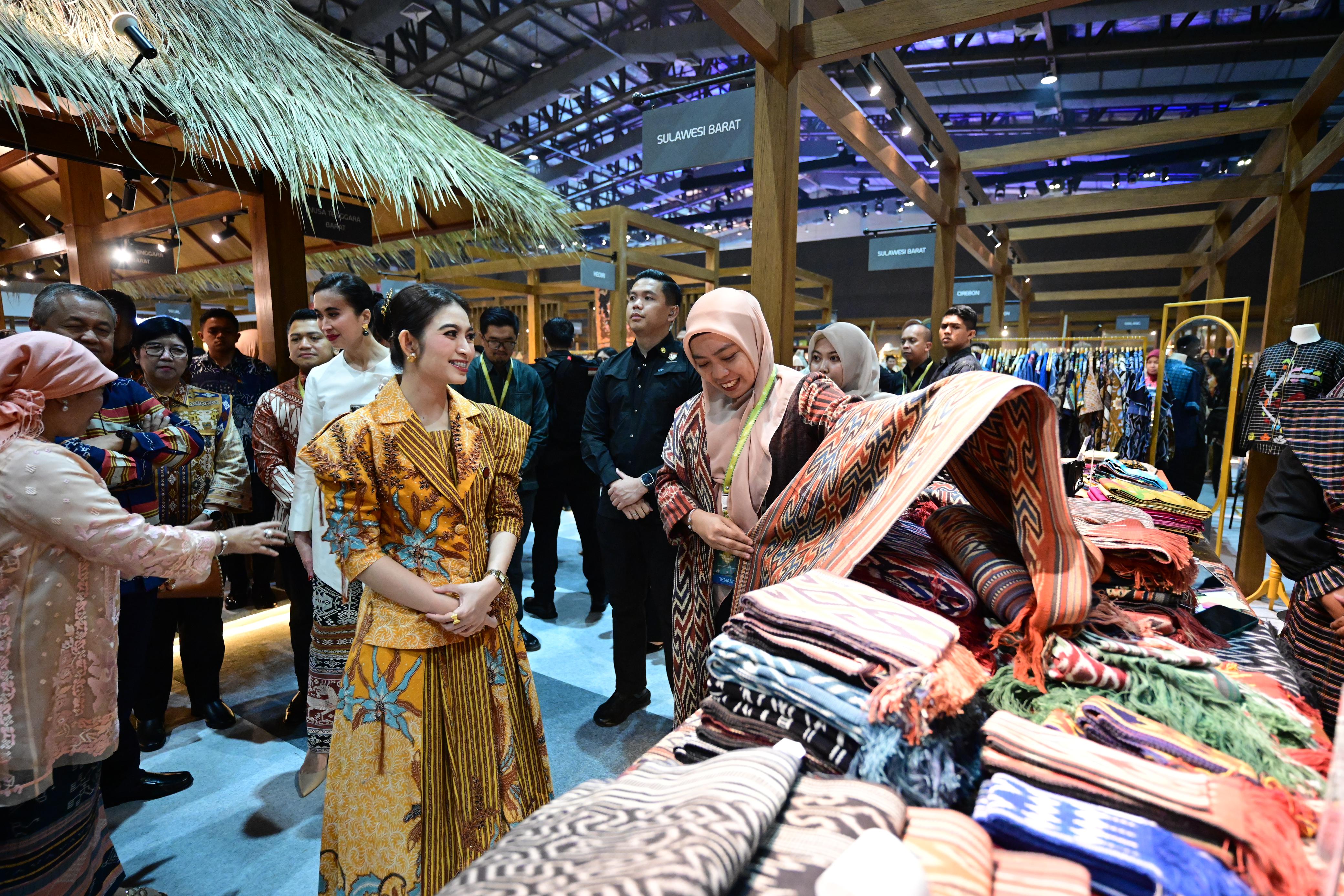 Ibu Selvi Gibran Rakabuming saat menghadiri pembukaan Karya Kreatif Indonesia (KKI) 2025 di Hall B Jakarta Convention Center (JCC), Jakarta. (BeritaNasional/Elvis Sendouw/HO Setwapres)