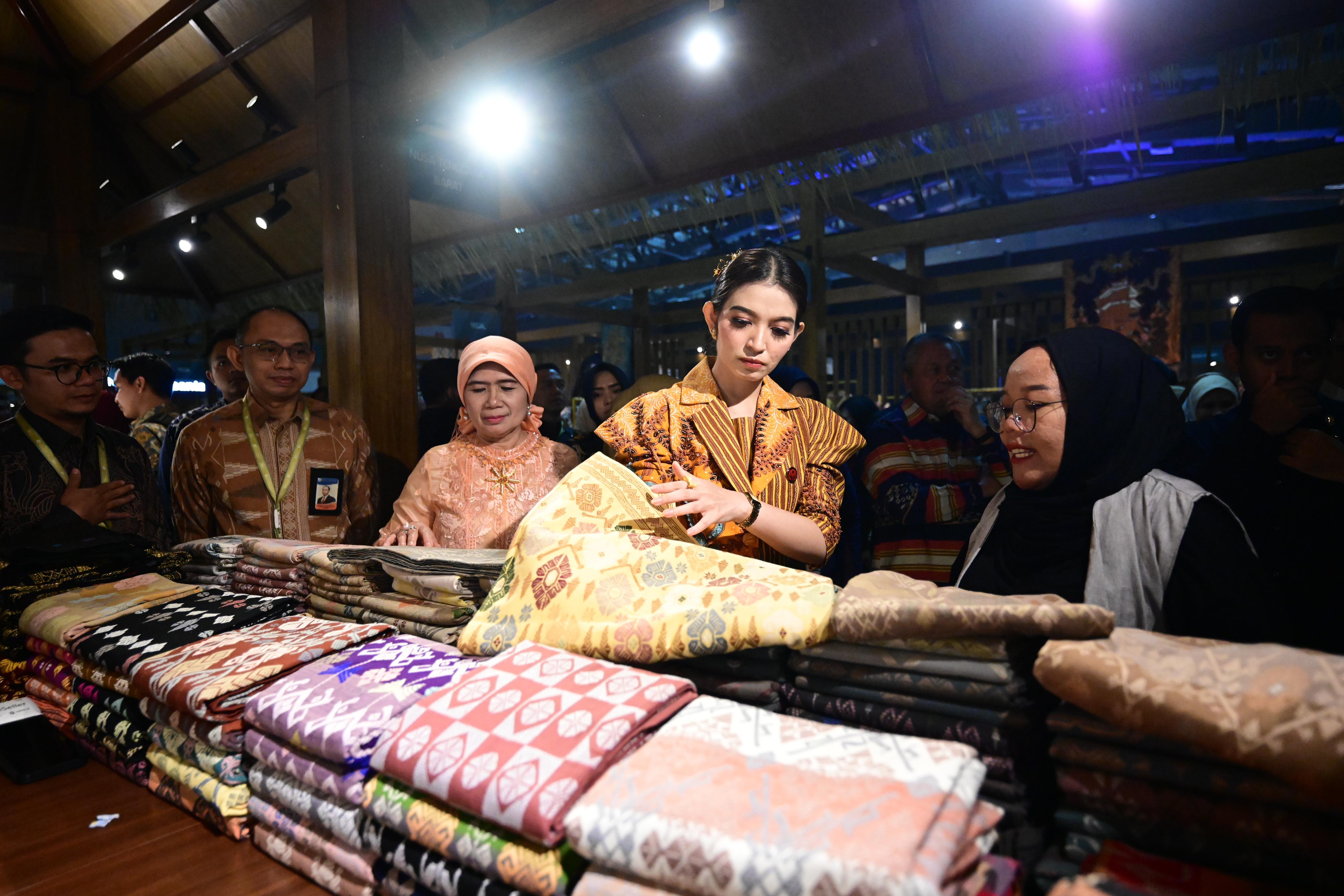 Ibu Selvi Gibran Rakabuming saat menghadiri pembukaan Karya Kreatif Indonesia (KKI) 2025 di Hall B Jakarta Convention Center (JCC), Jakarta. (BeritaNasional/Elvis Sendouw/HO Setwapres)