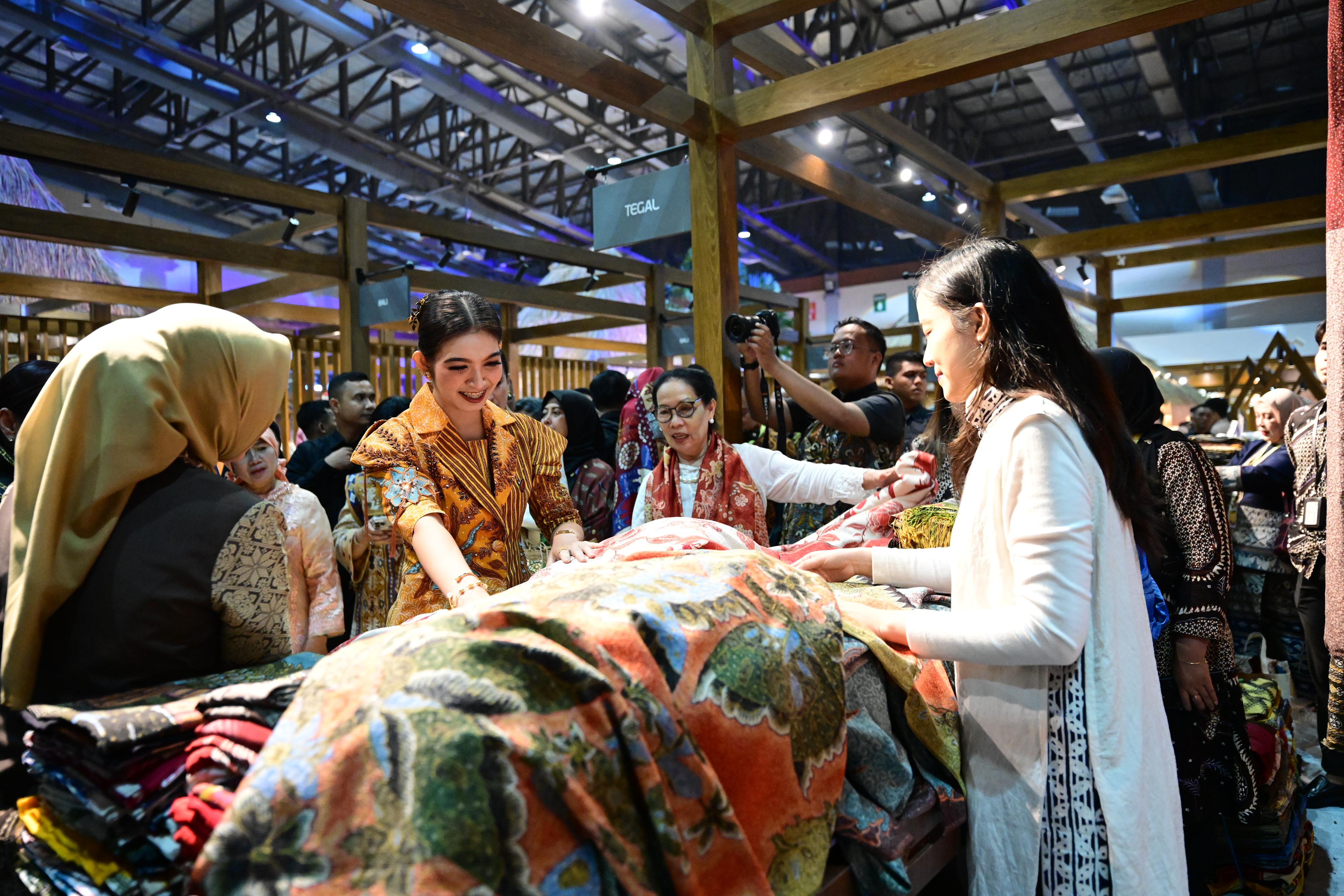 Ibu Selvi Gibran Rakabuming saat menghadiri pembukaan Karya Kreatif Indonesia (KKI) 2025 di Hall B Jakarta Convention Center (JCC), Jakarta. (BeritaNasional/Elvis Sendouw/HO Setwapres)