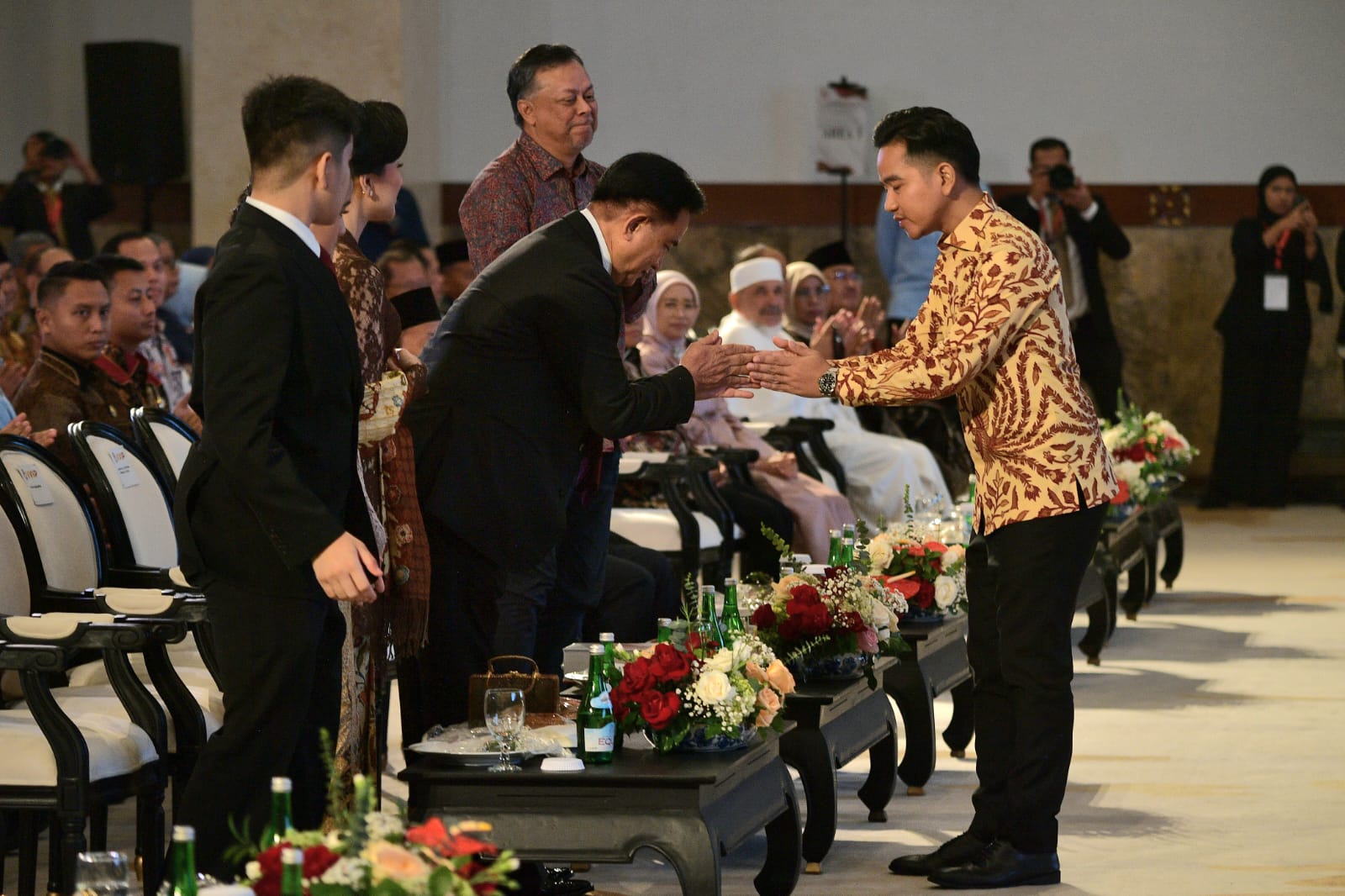 Wapres Gibran Rakabuming Raka menhadiri peluncuran buku Yusril Ihza Mahendra. (BeritaNasional/Elvis/HO Setwapres)