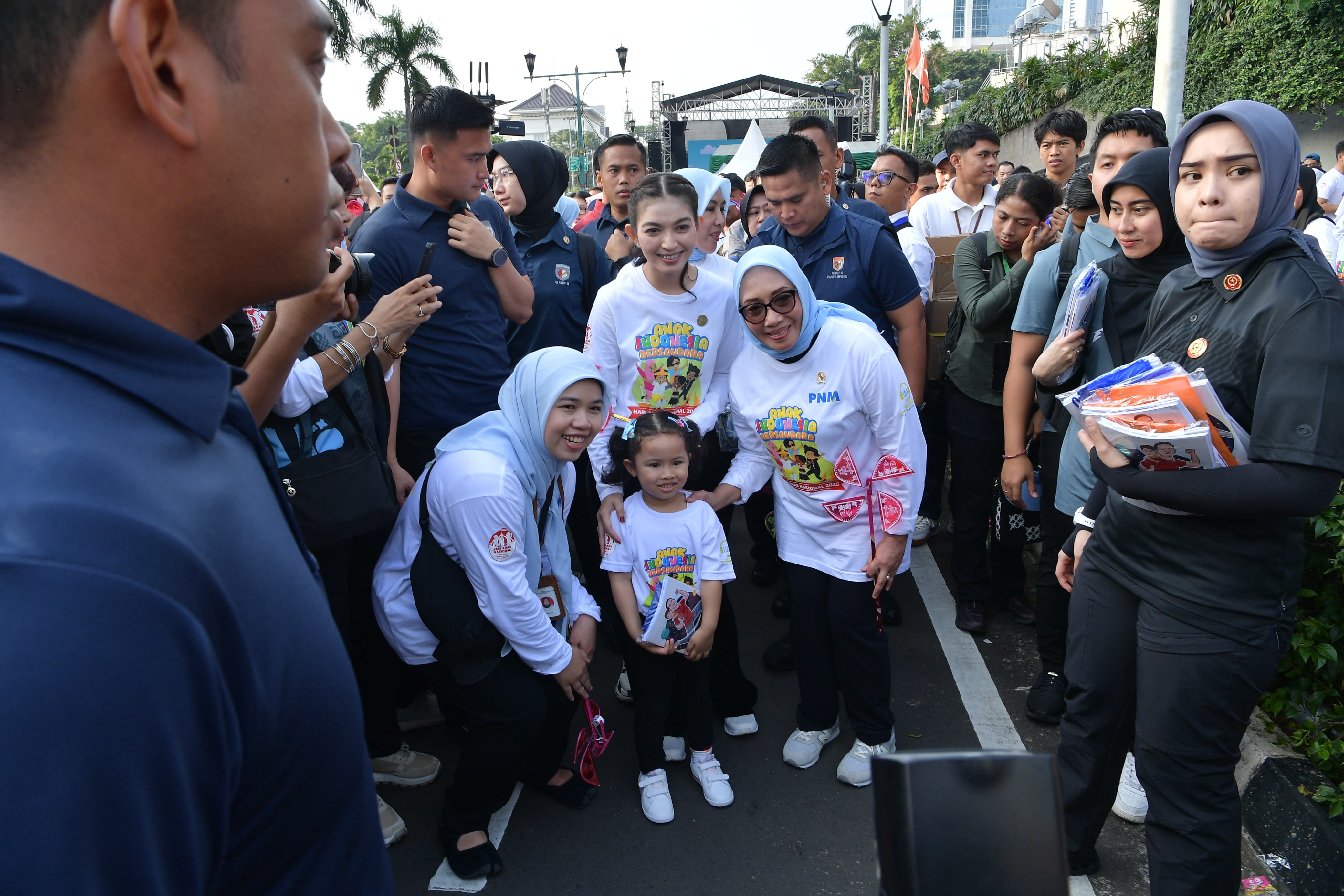 Keceriaan 1.099 anak berkumpul di kawasan bunderan HI dalam rangkaian acara “Main Yuk” untuk memperingati Hari Anak Nasional (HAN) 2025. (BeritaNasional/Elvis Sendouw/HO Setwapres)