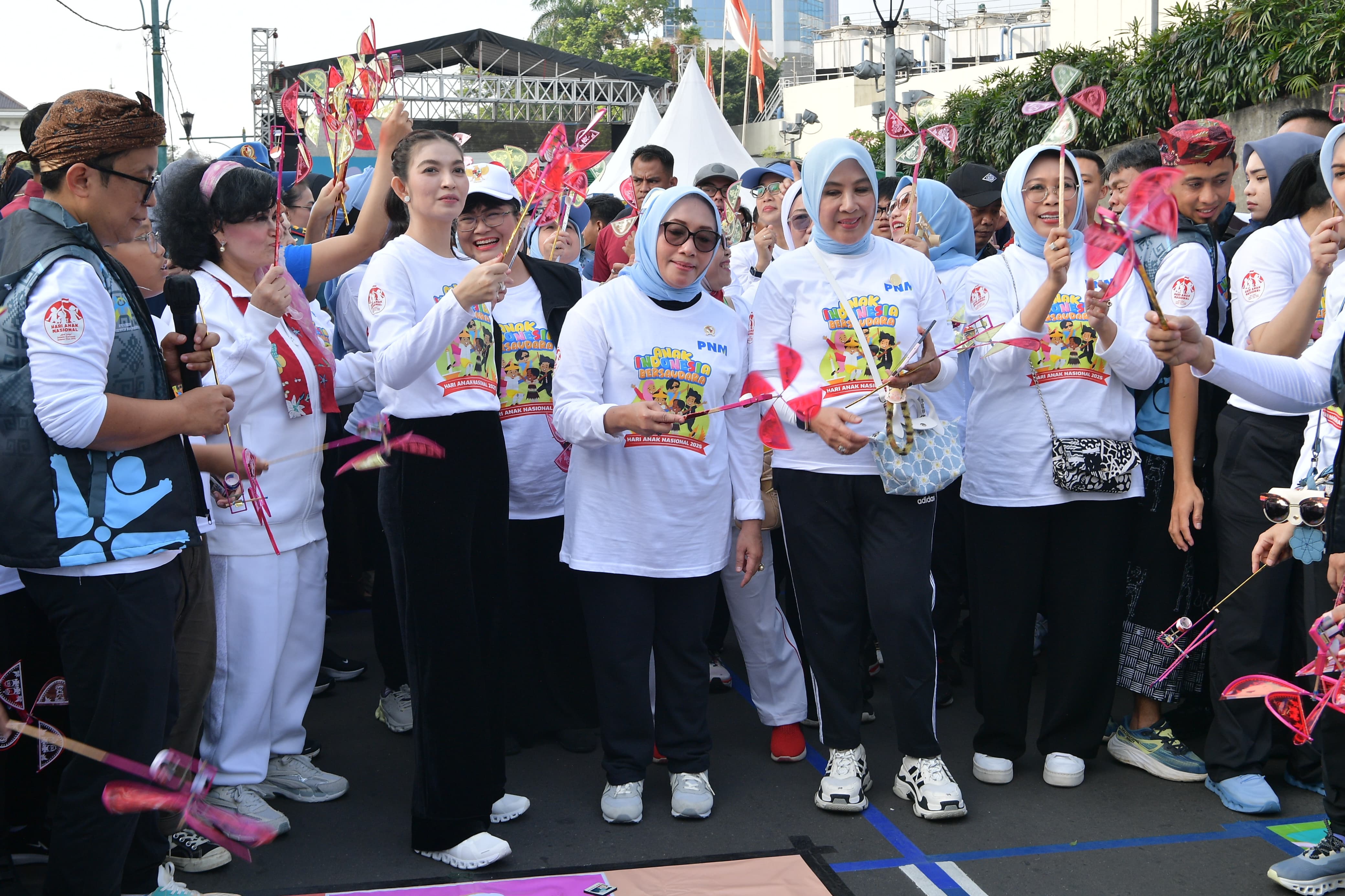 Keceriaan 1.099 anak berkumpul di kawasan bunderan HI dalam rangkaian acara “Main Yuk” untuk memperingati Hari Anak Nasional (HAN) 2025. (BeritaNasional/Elvis Sendouw/HO Setwapres)