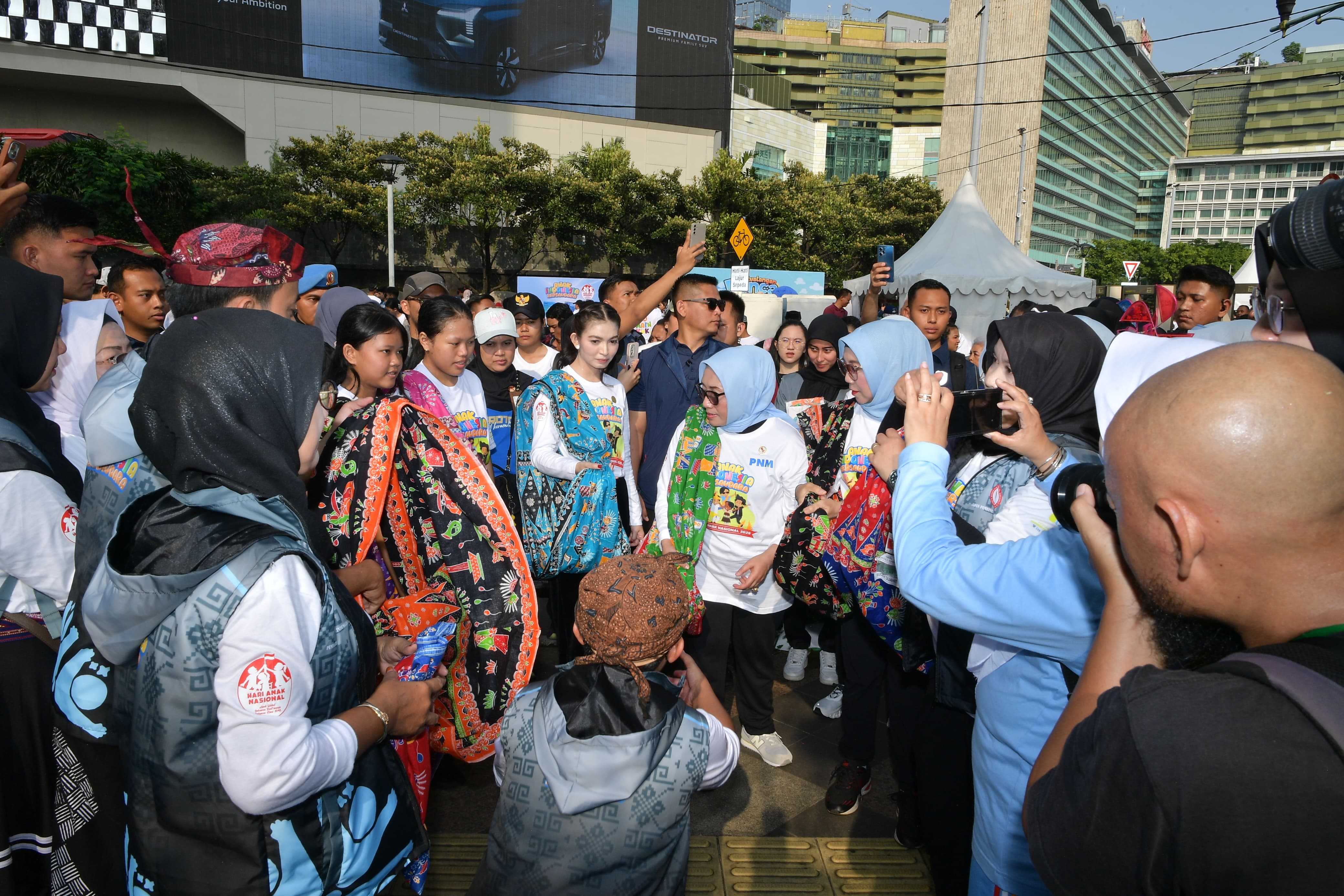 Keceriaan 1.099 anak berkumpul di kawasan bunderan HI dalam rangkaian acara “Main Yuk” untuk memperingati Hari Anak Nasional (HAN) 2025. (BeritaNasional/Elvis Sendouw/HO Setwapres)