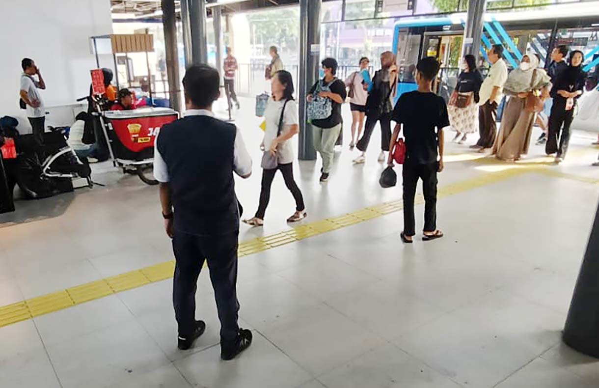 Bus Transjakarta berhenti untuk memuat penumpang di Halte Jaga Jakarta, Senen, Jakarta Pusat, Senin (8/9/2025).   (Beritanasional.com/Oke Atmaja)