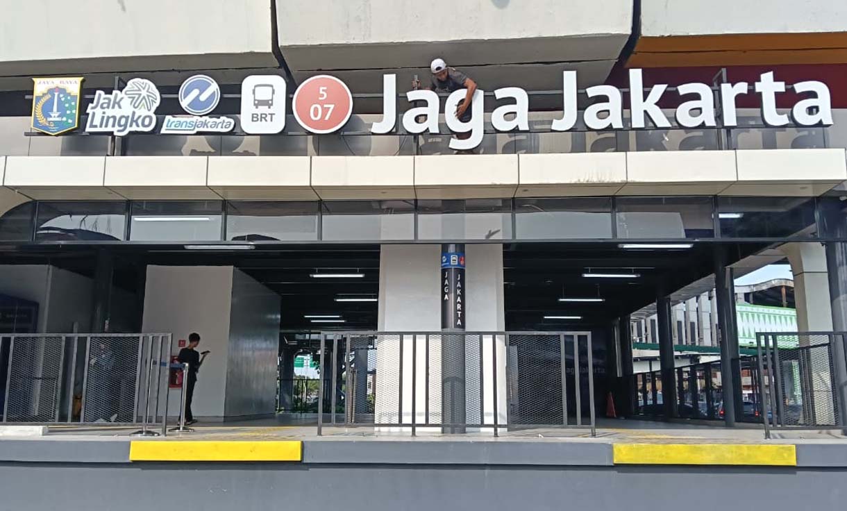 Bus Transjakarta berhenti untuk memuat penumpang di Halte Jaga Jakarta, Senen, Jakarta Pusat, Senin (8/9/2025).   (Beritanasional.com/Oke Atmaja)